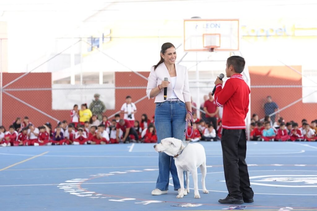 Ale Gutiérrez invita a los estudiantes a disfrutar de las próximas vacaciones en León Ale Gutiérrez presentó en la Primaria Urbana No. 60 Revolución Mexicana, las actividades que se tendrán en vacaciones.