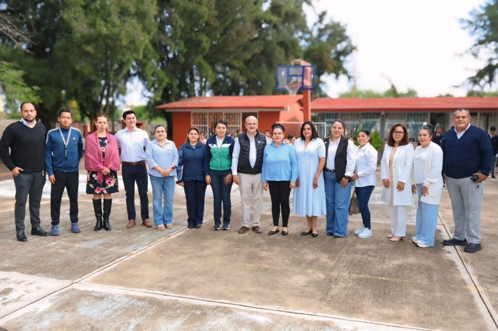 Adolfo Alfaro recibió la visita del secretario de Educación de Guanajuato, Luis Ignacio Sánchez Gómez, además de integrantes del Ayuntamiento.