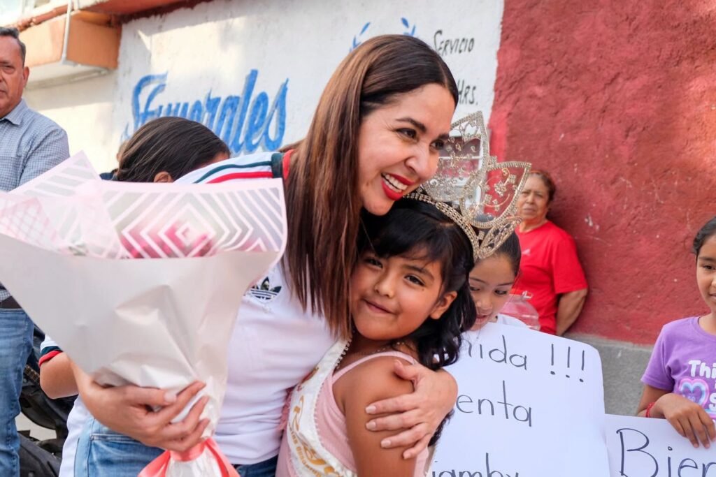 Yozajamby Molina escucha de cerca a la gente de Pénjamo Yozajamby Molina estuvo de cerca con la gente de Agua Tibia de Ayala y Estación Corralejo en Pénjamo.