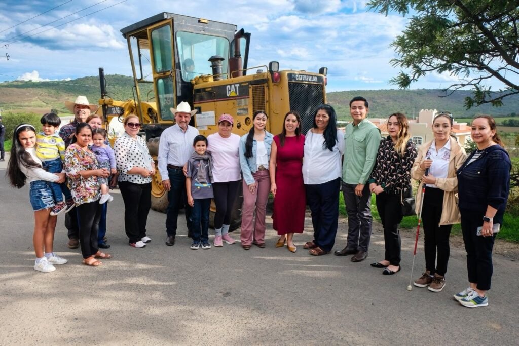 Yozajamby Molina da el banderazo al arranque de obras en el Pino en Pénjamo Yozajamby Molina encabezó este arranque de obra en el Pino, donde reiteró su compromiso por impulsar el desarrollo de Pénjamo.