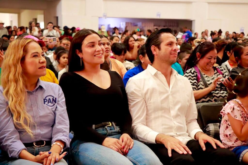 DIF de Apaseo el Grande, entrega tenis escolares a niñas y niños Fátima Hernández Rivera y Chelis Oliveros reiteraron su compromiso por apoyar a los estudiantes de Apaseo el Grande.