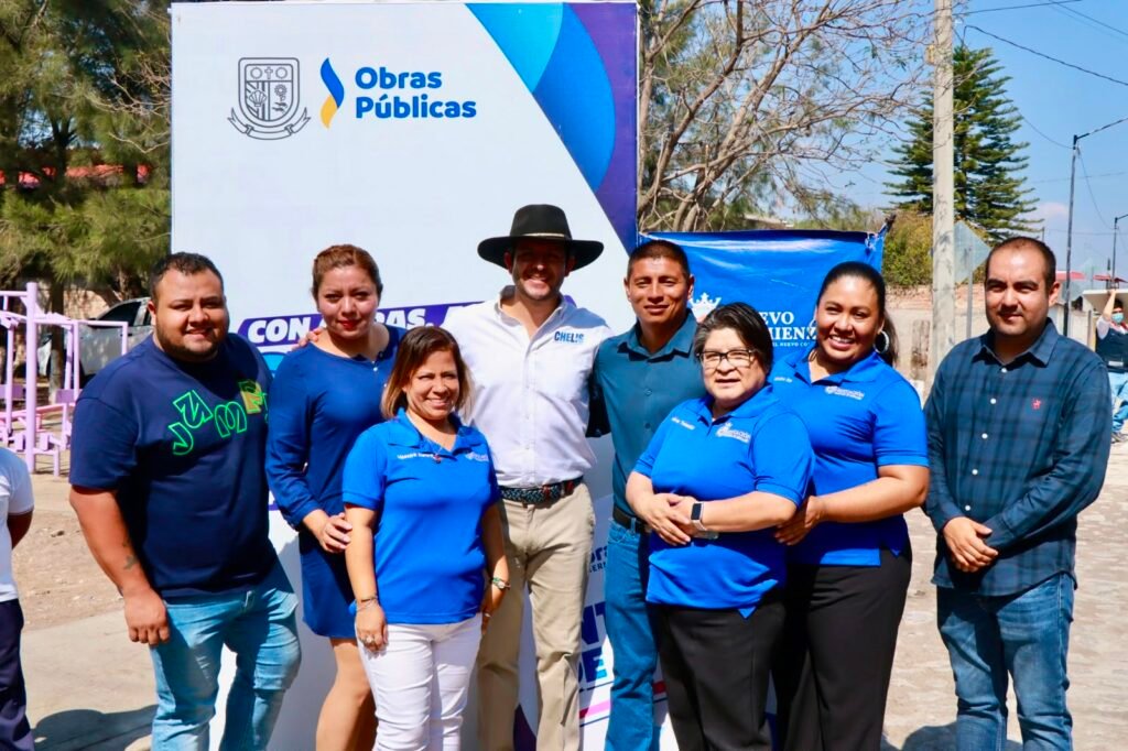 En Apaseo el Grande, ‘Chelis’ Oliveros entrega pavimentación en San Ramón 'Chelis' Oliveros reiteró con esta entrega, el compromiso de seguir trabajando en obras a favor de la ciudadanía.