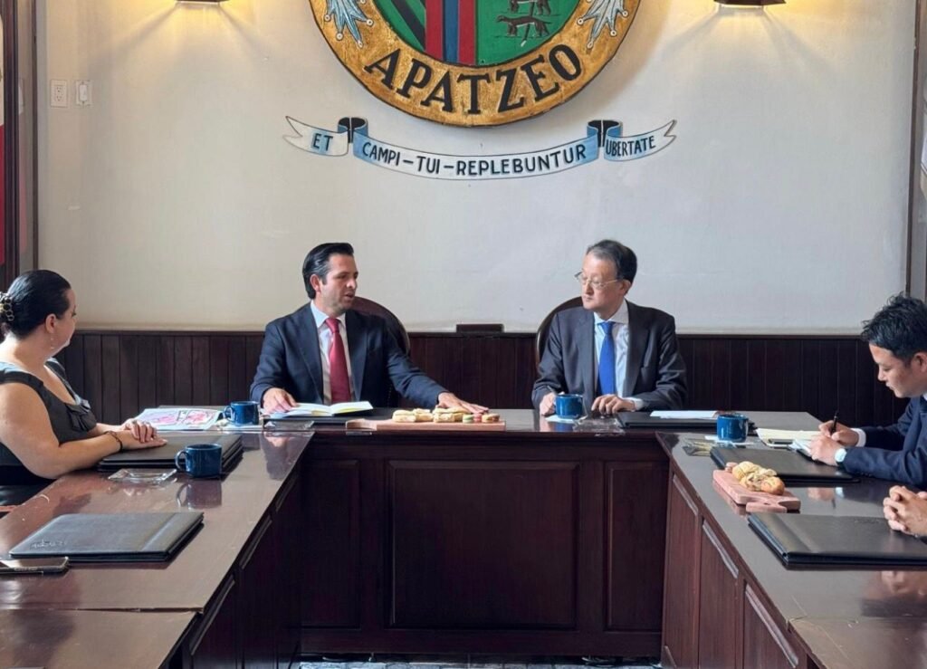 'Chelis' Oliveros y Takero Aoyama, Cónsul de Japón, hablaron sobre la importancia de seguir trabajando en conjunto y a favor de Apaseo el Grande.
