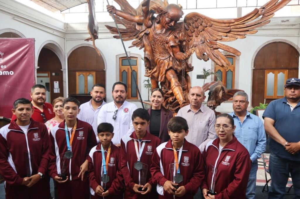 Yozajamby Molina destaca trabajo en infraestructura básica en la zona rural y urbana. También reconoce a alumnos que ponen en alto a Pénjamo.