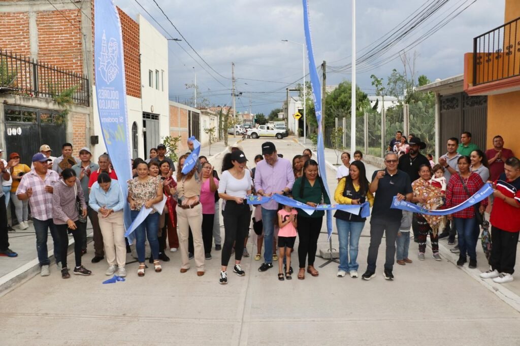 Cumplen y entregan calle pavimentada en Dolores Hidalgo Adrián Hernández Alejandri y Michel Reyes Lucio reiteraron el compromiso de seguir trabajando a favor de la ciudadanía en la colonia San José.