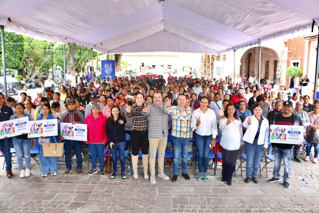 En Dolores Hidalgo, autoridades brindan apoyos para mejoramiento de vivienda Adrián Hernández Alejandri y Michel Reyes Lucio destacó el trabajo en conjunto con la finalidad de beneficiar a la ciudadanía.