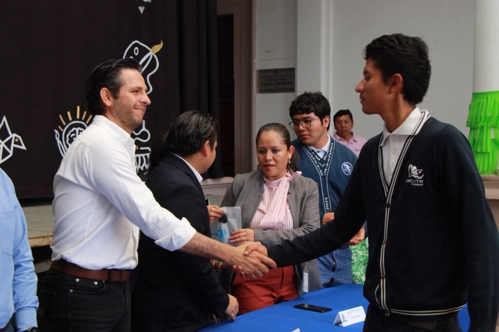 'Chelis' Oliveros reiteró su compromiso con el sector estudiantil de Apaseo el Grande, agradeciendo el apoyo de autoridades de Educación y del sector privado.