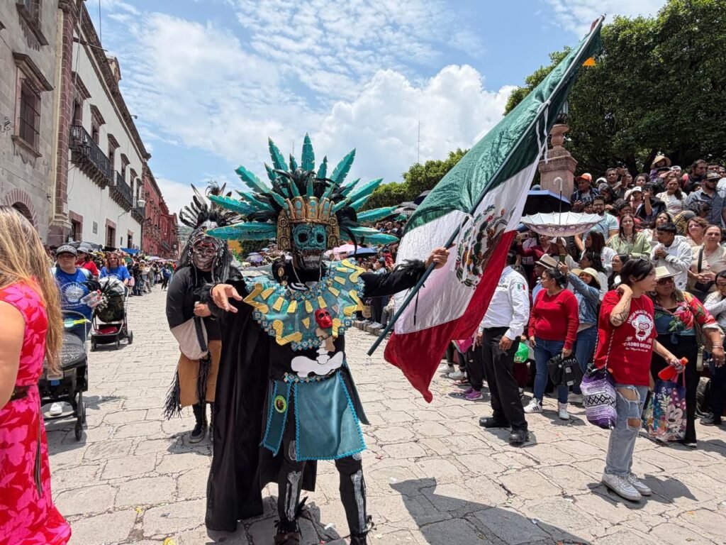 Disfrutan miles del Convite de Locos en San Miguel de Allende Autoridades de San Miguel de Allende contaron con la participación de miles de personas en este Convite de Locos 2026.