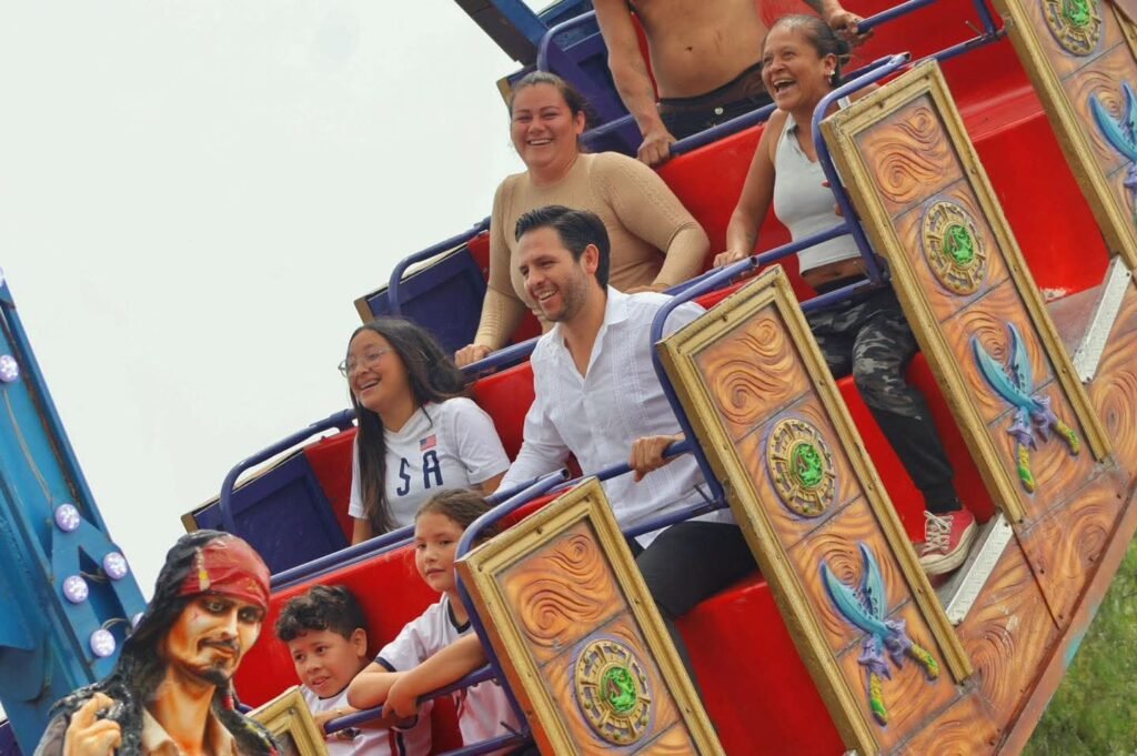 ¡Sin costo alguno! Disfrutan niñas y niños de los juegos de feria en Apaseo el Grande Chelis Oliveros convivió con las niñas y niños que de manera gratuita disfrutan de los juegos mecánicos instalados en el marco de las Fiestas de San Juan.
