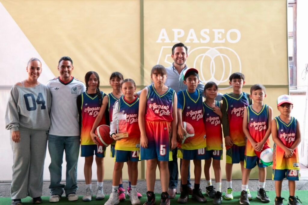Chelis Oliveros reconoce a talentos deportivos y culturales de Apaseo el Grande 'Chelis' Oliveros estuvo acompañado del exfutbolista "Gallito" Vázquez, quien también reconoció a los deportistas.
