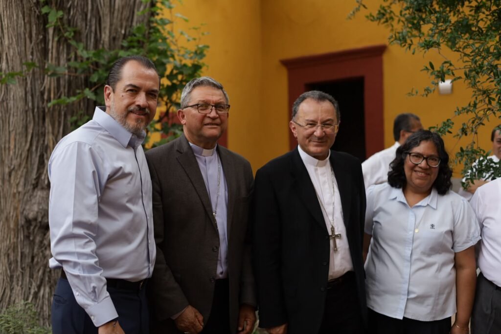 Adrián Hernández Alejandri realizó un recorrido con el Nuncio Apostólico por museos y calles de Dolores Hidalgo.