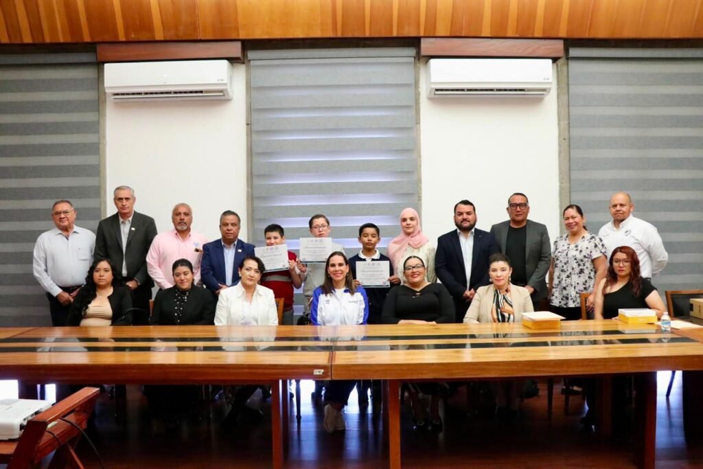 Reconocen a estudiantes de Irapuato que participaron en concurso de Matemáticas Lorena Alfaro reconoció a las y los ganadores, quienes fueron premiados con equipos tecnológicos que fortalecerán su formación académica.