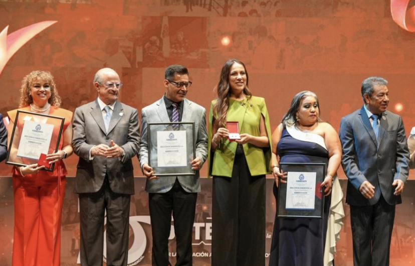 Libia Dennise reconocen a personal docente, de apoyo y asistencia a la educación Libia Dennise entregó reconocimientos por su trayectoria de 30 a 50 años a Personal Docente, de Apoyo y Asistencia a la Educación.