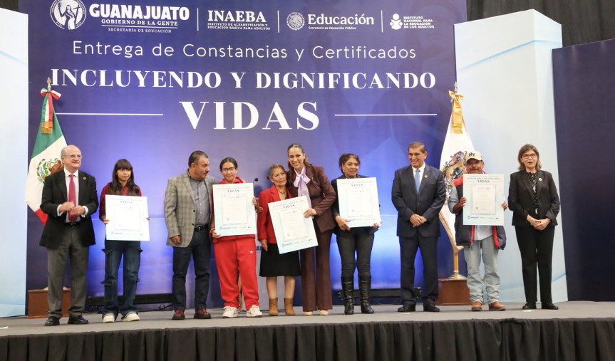 Entregan el Gobierno de la Gente, más de mil Constancias y Certificados del INAEBA Libia Dennise destacó que en el Gobierno de la Gente se está trabajando por la educación, para seguir escuchando historias de éxito y superación.
