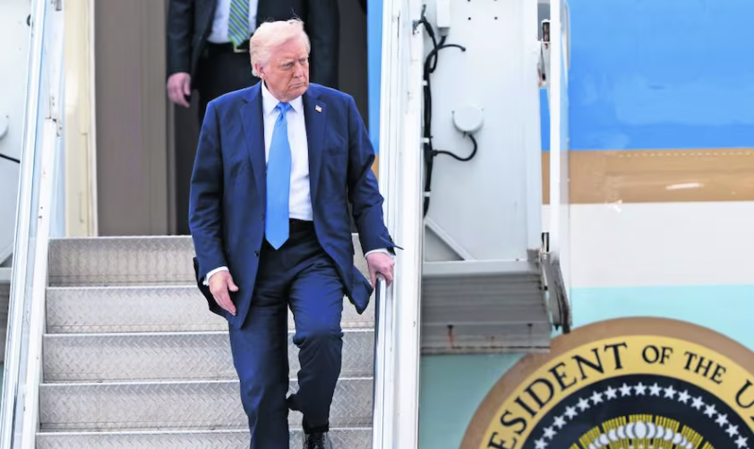 Rebautizan el aeropuerto de Florida con nombre de Donald Trump El Aeropuerto Internacional de Palm Beach ahora se llama Aeropuerto Internacional Presidente Donald J. Trump