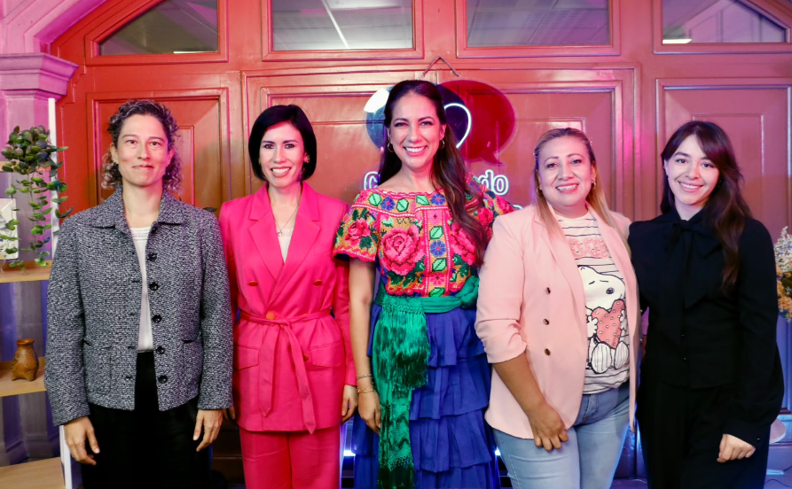 Libia Dennise impulsa programas sociales que transforman la vida de los guanajuatenses Libia Dennise estuvo acompañada en esta emisión por Rosario Corona Amador, Genoveva de Anda Sánchez, Nhynna Elizalde Hernández y Ana Luisa Cruz Herrera.