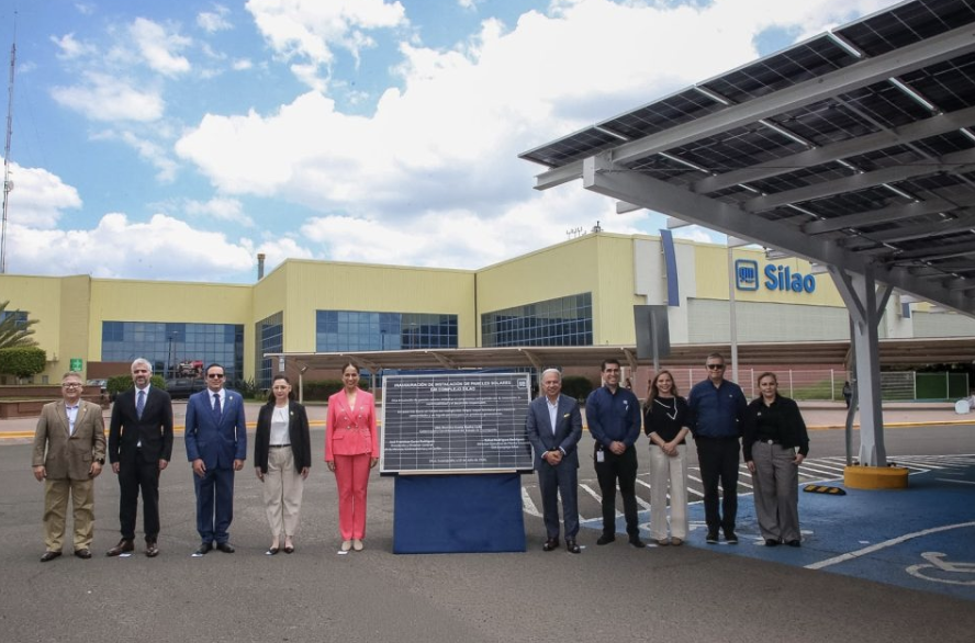 Libia Dennise presenta la nueva instalación de paneles solares en GM Complejo Silao Libia Dennise destacó que con estas nuevas instalaciones, la empresa refuerza el compromiso con la sostenibilidad y la eficiencia energética en Guanajuato.
