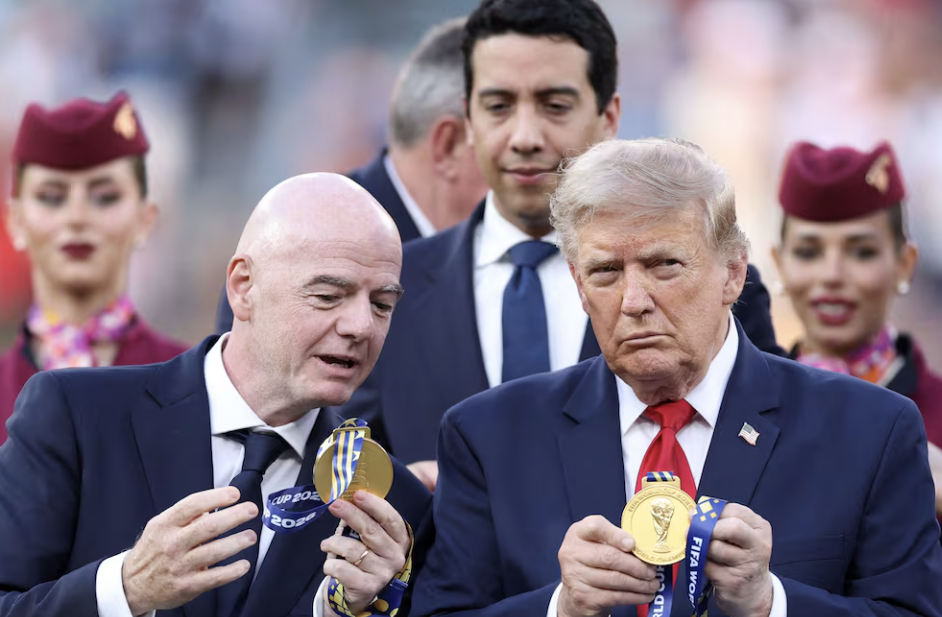 Donald Trump va por otro Mundial en Estados Unidos, pero sin Canadá ni México Donald Trump dio a conocer que le gustaría organizar otro Mundial de Futbol en Estados Unidos, pero sin otros países.