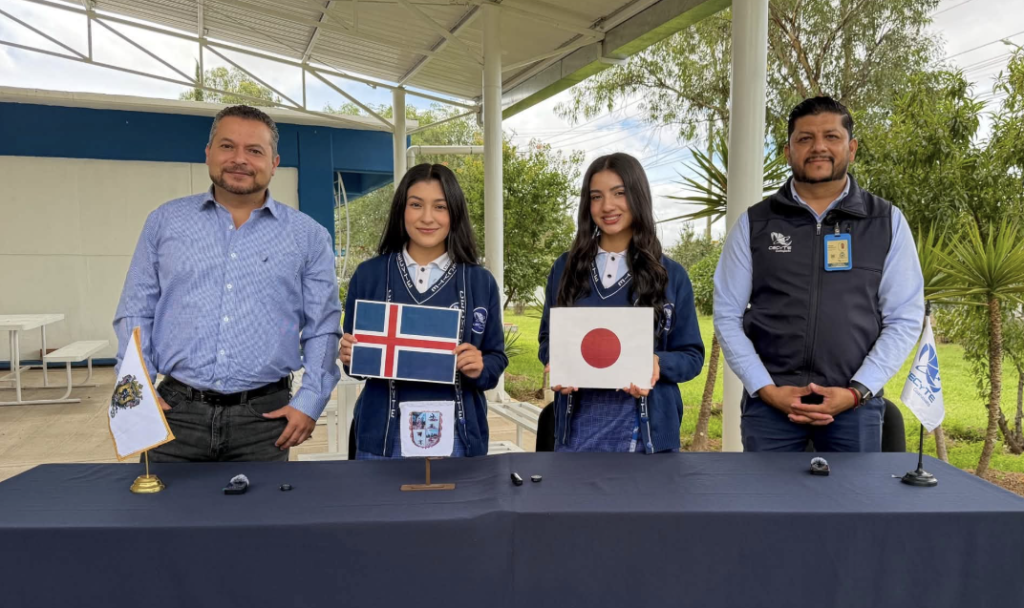 Erick Montemayor reconoce a jóvenes ocampenses que irán a Islandia y Japón Erick Montemayor reconoció a Zuleyca Méndez Romero y Jazmín Viridiana Hernández Ruíz, que representarán a Ocampo en Islandia y Japón.