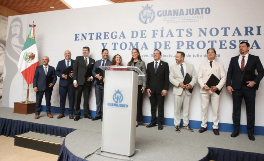 Libia Dennise presenta reforma para modernizar el sistema notarial en Guanajuato Libia Dennise reconoció a notarios y firmó la iniciativa de reforma a la Ley del Notariado para el Estado de Guanajuato.