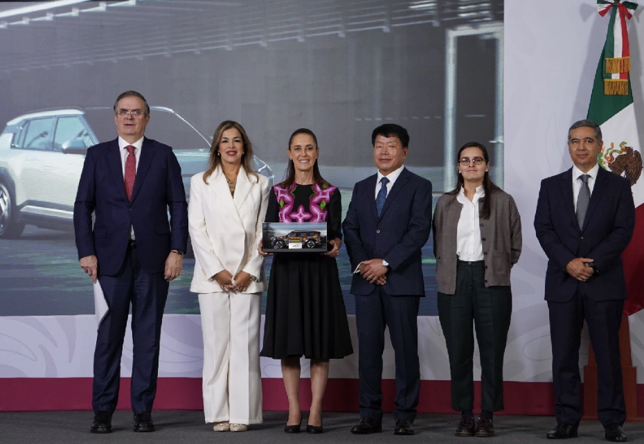 ¡Pese a amenazas de Trump! Ebrard anuncia inversión de empresa automotriz en México El secretario de Economía, Marcelo Ebrard informó junto con la presidenta de México, esta nueva inversión de la empresa automotriz.