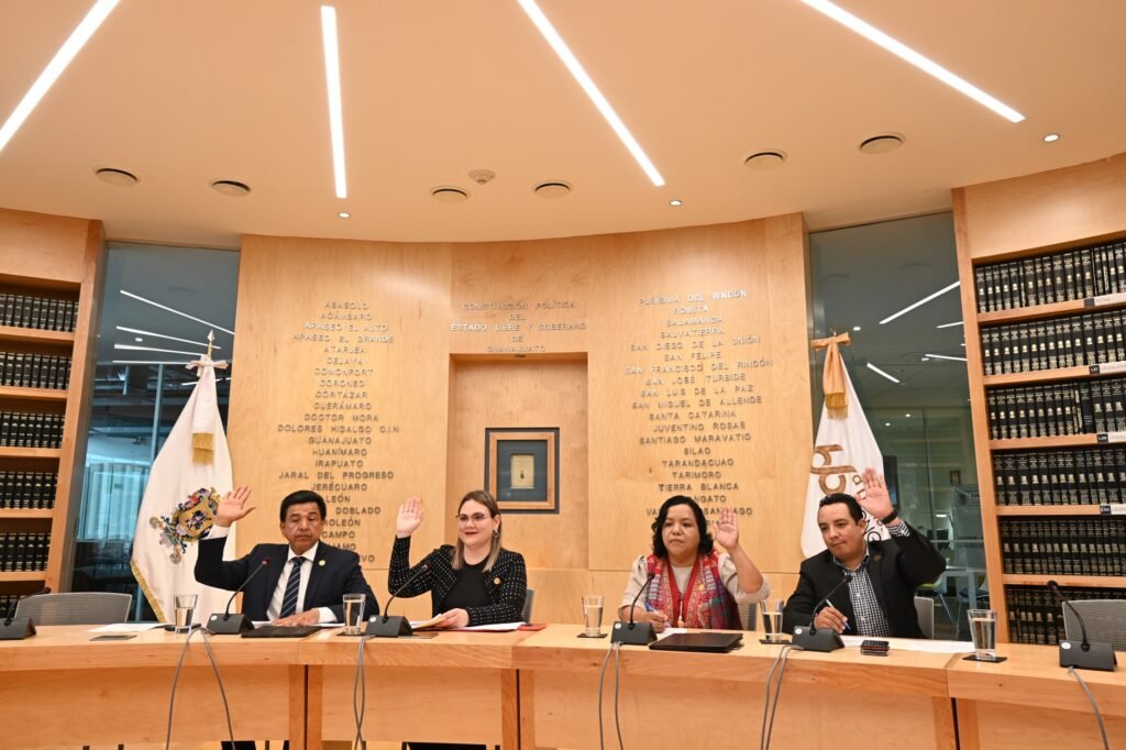 PAN exige resultados ante avance del gusano barrenador en Guanajuato Durante la sesión, Roberto Carlos Terán resaltó su importancia de seguir trabajando contra el gusano barrenador.