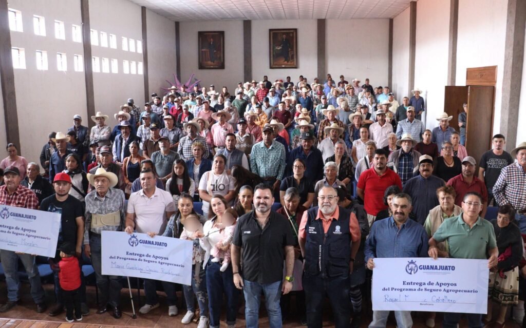 Luis Fernando Velázquez Esquivel reitera su apoyo al sector agropecuario en Coroneo Luis Fernando Velázquez Esquivel reconoció el gran trabajo del sector agropecuario por fortalecer el desarrollo del Coroneo.