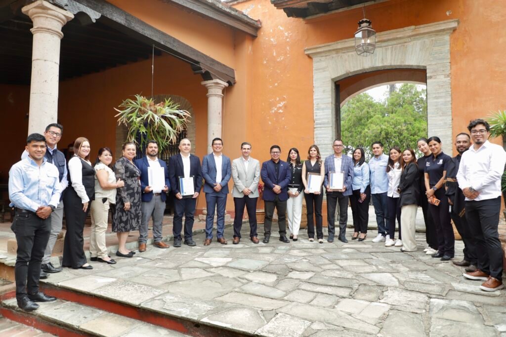 Libia Dennise y autoridades del DIF Estatal y de Economía del Estado, inauguraron esta tienda de artesanías en la exhacienda San Gabriel de Barrera.