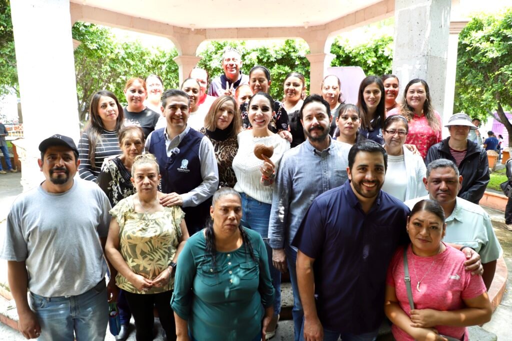 DIF Estatal entrega paquetes alimentarios en comunidad de Moroleón El DIF Estatal visitó la ciudad de Moroleón, donde entregó paquetes de insumos alimentarios a 50 habitantes de Ojo de Agua.