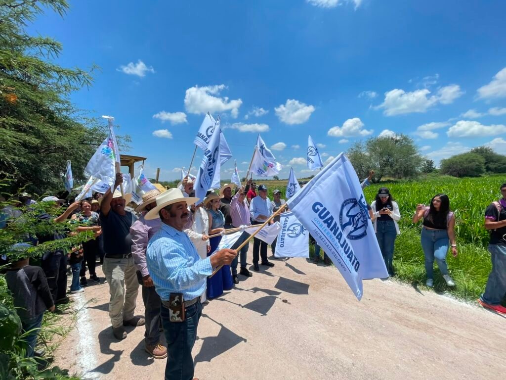 Gobierno de la Gente realiza más caminos saca cosechas en San Francisco del Rincón Autoridades del Gobierno de la Gente, inicia la rehabilitación de caminos saca cosechas con una inversión superior a 2.4 millones de pesos.