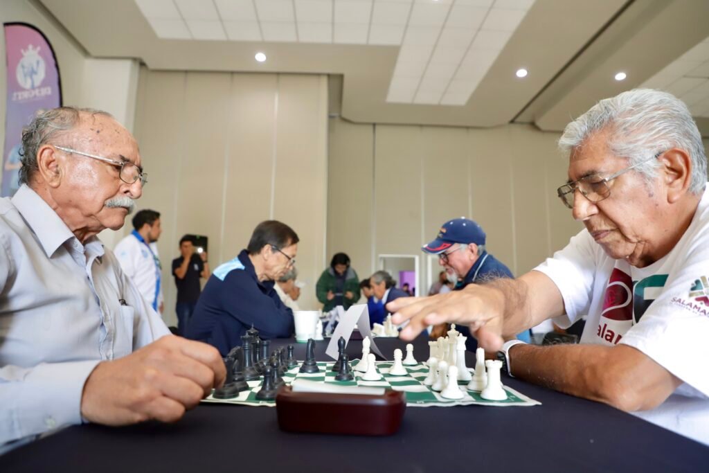 DIF Estatal activa a personas mayores con torneo de ajedrez en Guanajuato El Sistema DIF Estatal promueve la participación de las personas mayores mediante una competencia que fortalece sus capacidades cognitivas y la convivencia comunitaria.