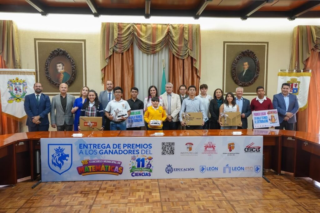 Ale Gutiérrez premia el talento de alumnos que destacaron en Matemáticas Ale Gutiérrez premió a los alumnos que destacaron en el 18° Concurso Municipal de Matemáticas y 11° Regional de Ciencias.