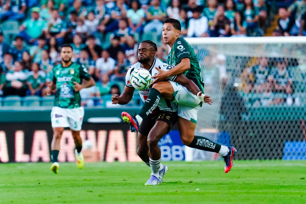 Complicado comienzo; León pierde ante el Atlas El Club León comienza con el pie izquierdo el torneo al perder 3 goles a 2 ante el Atlas.