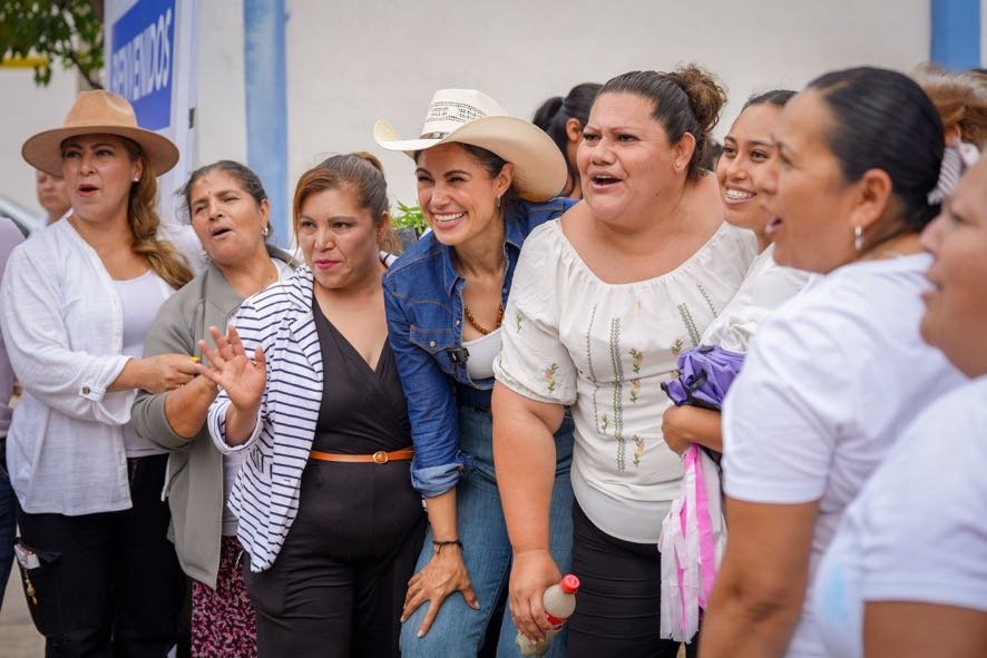 Ale Gutiérrez entrega la rehabilitación de la calle principal de Hacienda Arriba en León Ale Gutiérrez escucha a la gente y continúa con la entrega de obras en la comunidad rural Hacienda Arriba, en León.