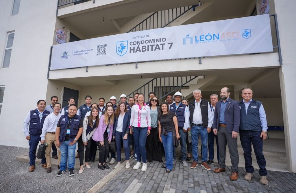 Ale Gutiérrez da certeza en entrega de viviendas a familias de León Ale Gutiérrez realizó la entrega de un complejo habitacional, beneficiando a decenas de familias en León.