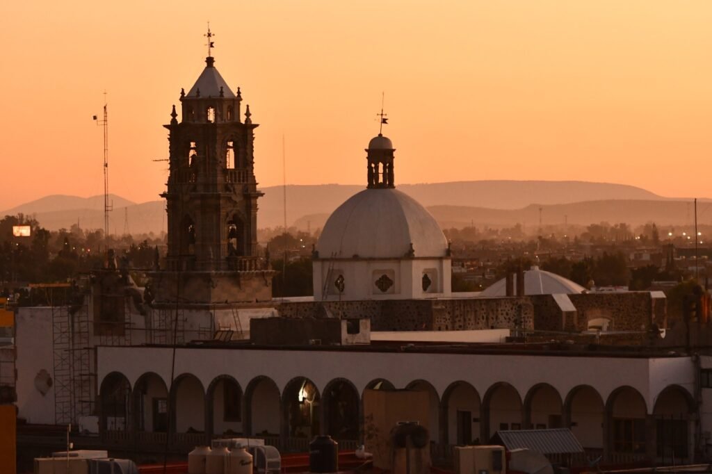 Trabajan en Irapuato para tener un lugar más seguro y lleno de vida Integrantes del Ayuntamiento de Irapuato, junto con Seguridad del Estado, trabajan de la mano para brindar espacios más seguros.