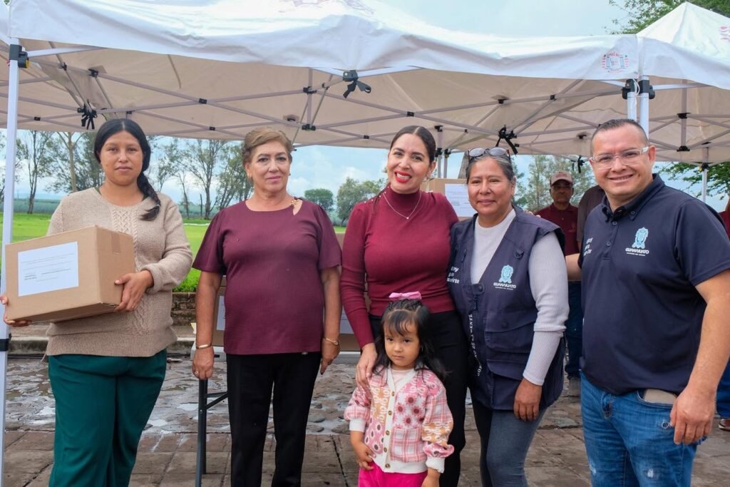 Yozajamby Molina y el DIF Municipal entregan paquetes alimentarios en Pénjamo Yozajamby Molina destacó el trabajo del DIF Municipal en esta entrega de paquetes alimentarios en de Tepetate de Negrete, en Pénjamo.