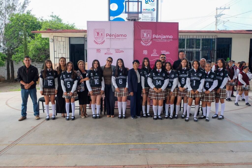 En su visita a la Telesecundaria 139 de La Ordeña de Barajas, Yozajamby Molina, reiteró su compromiso con el deporte en Pénjamo.
