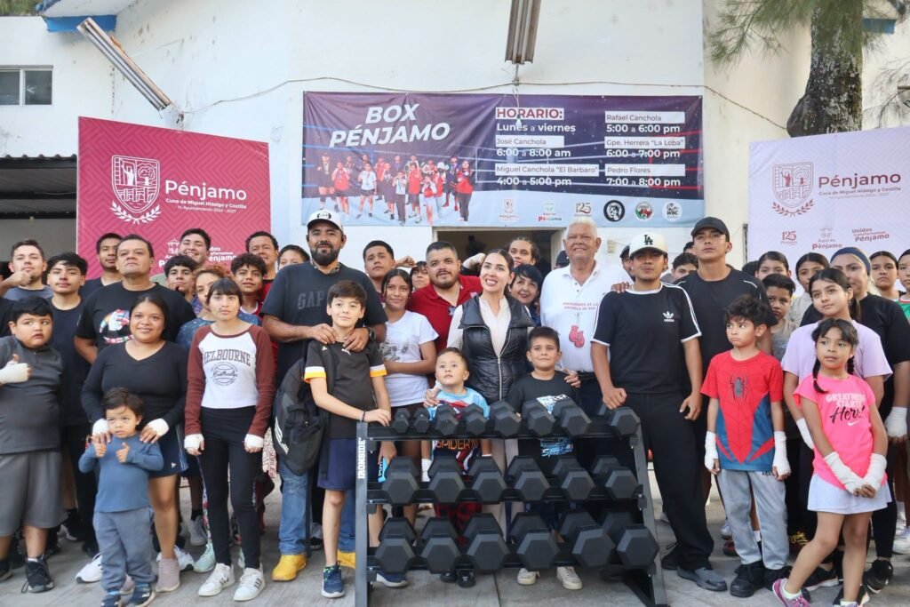 Yozajamby Molina visitó una escuela de box, donde reiteró su compromiso por apoyar el deporte en Pénjamo