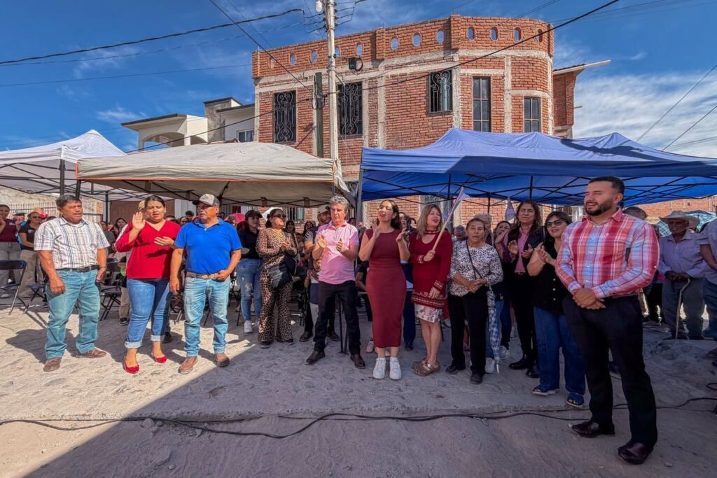 Yozajamby Molina estuvo acompañada por integrantes del Ayuntamiento y de ciudadanos de San Bernardo en este arranque de obra.