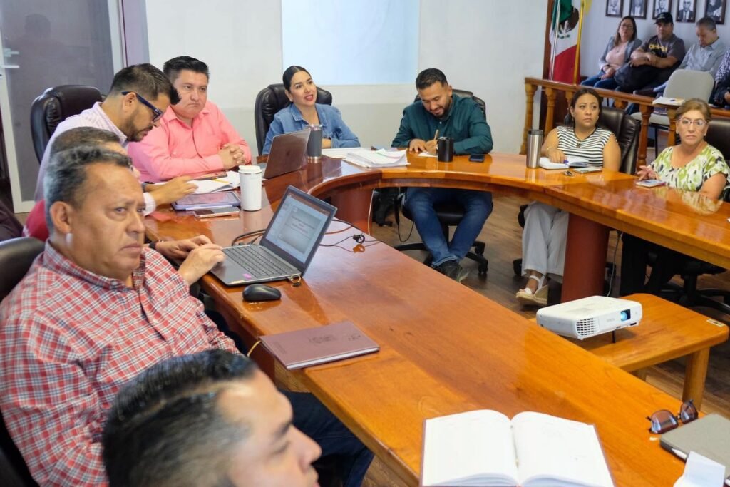 Yozajamby Molina da seguimiento a trabajos de planeación en Pénjamo Yozajamby Molina e integrantes del Ayuntamiento, abordaron temas de relevancia sobre proyectos y trabajos a favor de Pénjamo.
