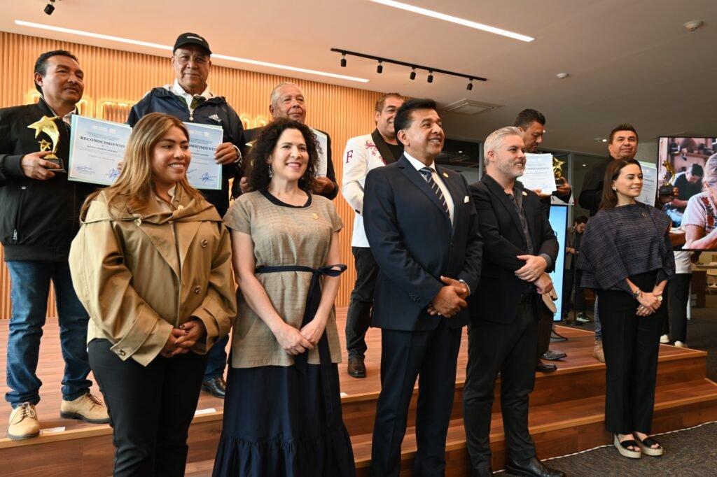 Congreso del Estado reconoce a artistas del norte y noreste de Guanajuato En la ceremonia acudieron músicos, locutoras y locutores, pintoras y pintores, actrices y actores, así como escritoras y escritores de la zona norte y noreste de Guanajuato.