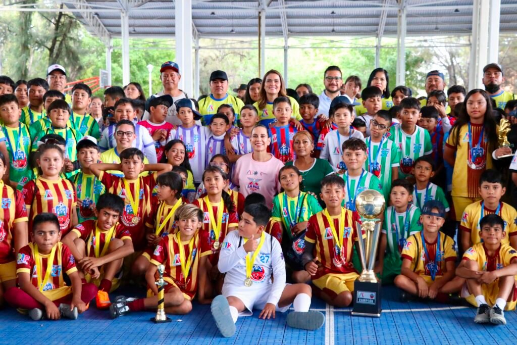 Concluyen con éxito torneo ‘Freseros por la Paz’ en Irapuato Lorena Alfaro y Valeria Alfaro felicitaron a los participantes en este torneo 'Freseros por la Paz' en Irapuato.