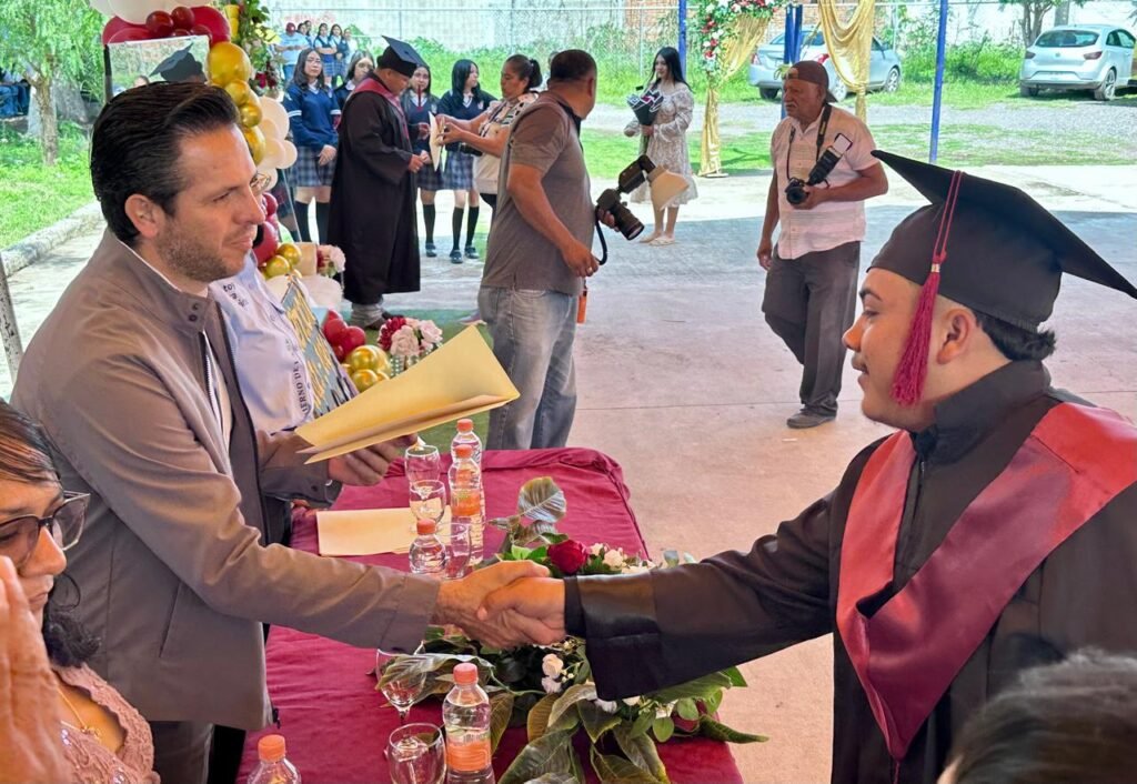 Chelis Oliveros reconoció a los alumnos que concluyeron sus estudios del Bachillerato SABES Coachiti.