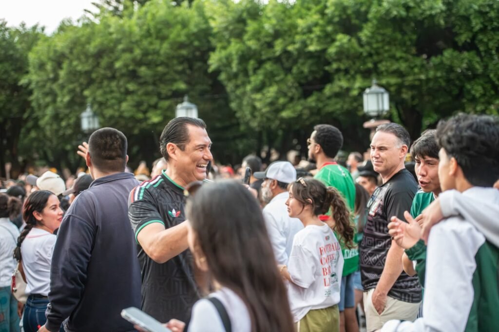 Viven familias y turistas a lo grande de la fiesta del futbol en San Miguel de Allende Mauricio Trejo organizó y fue parte de los festejos del triunfo de México en el Jardín Principal de San Miguel de Allende.