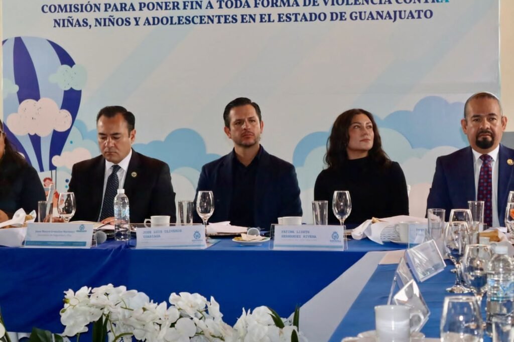 En Apaseo el Grande, sesiona la Comisión para poner fin a la violencia contra niñas, niños y adolescentes Juan Mauro González Martínez fue recibido por Chelis Oliveros, al igual que a autoridades y funcionarios de seguridad y del NNA.