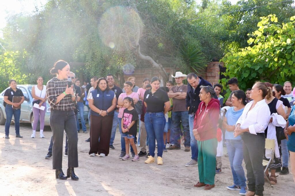 Llevan agua a la comunidad de Pájaro Bobo en Dolores Hidalgo Adrián Hernández Alejandri y Michel Reyes Lucio hicieron entrega del taque de agua elevado en la comunidad El Pájaro Bobo.