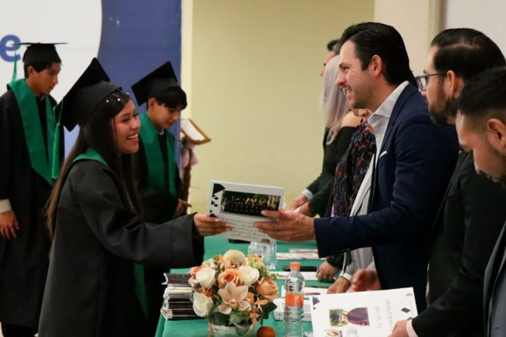 Chelis Oliveros reconoce labor de estudiantes en Apaseo el Grande Ante decenas de estudiantes, Chelis Oliveros, invitó a los jóvenes a trabajar por un mejor futuro en Apaseo el Grande.