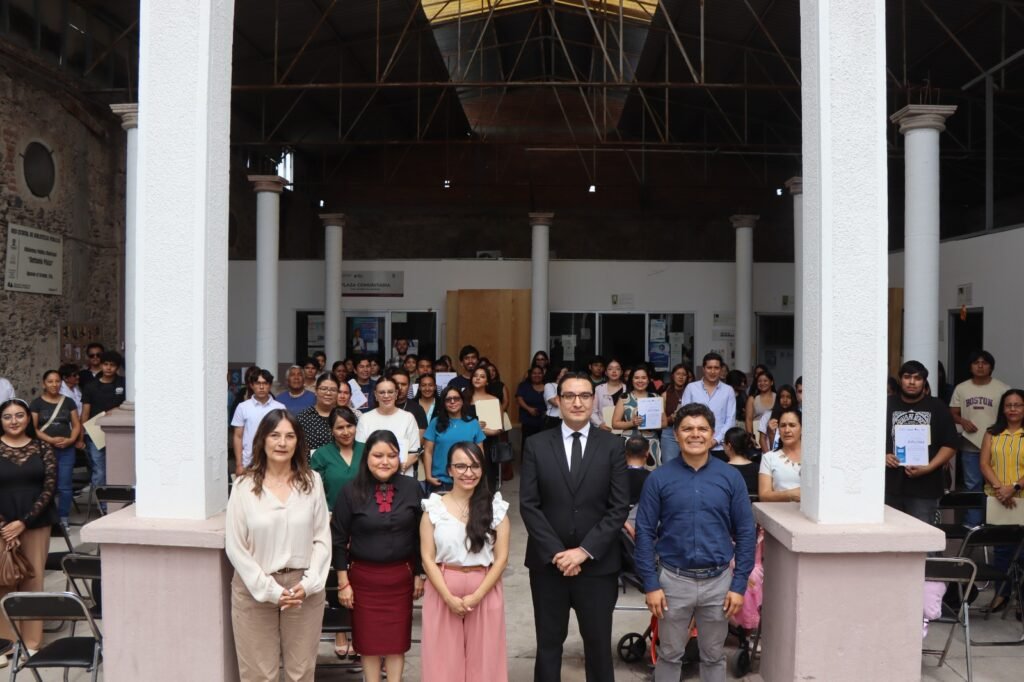 Autoridades de Apaseo el Grande y del Gobierno de la Gente reconocieron a los egresados del Centro de idiomas.
