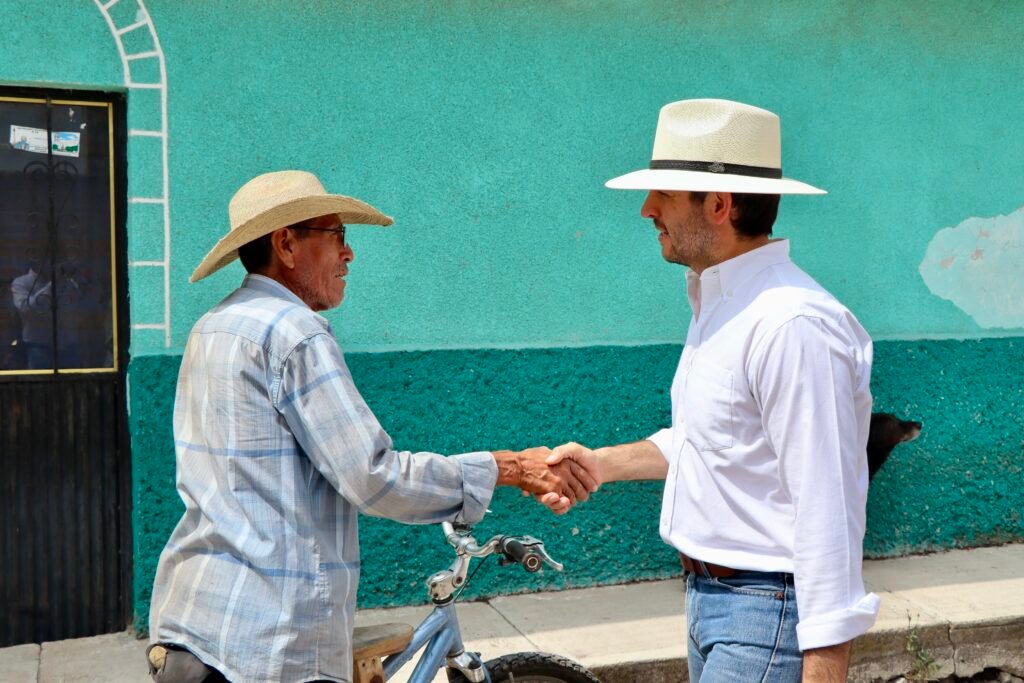 En su recorrido, Chelis Oliveros tocó varias puertas y escuchó de cerca a los vecinos de San Pedro Tenango en Apaseo el Grande.